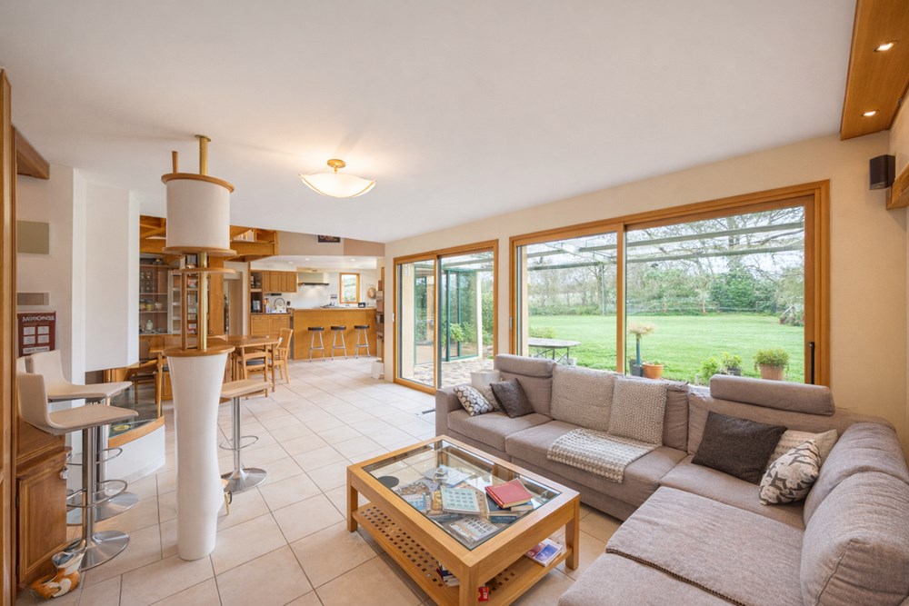 MAISON CONTEMPORAINE DE 200M² - 4/5 CHAMBRES - TERRAIN 1400M² - SPA-JACUZZI - RARE photo 4