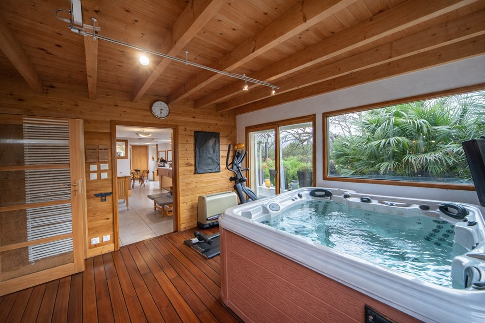 MAISON CONTEMPORAINE DE 200M² - 4/5 CHAMBRES - TERRAIN 1400M² - SPA-JACUZZI - RARE photo 5