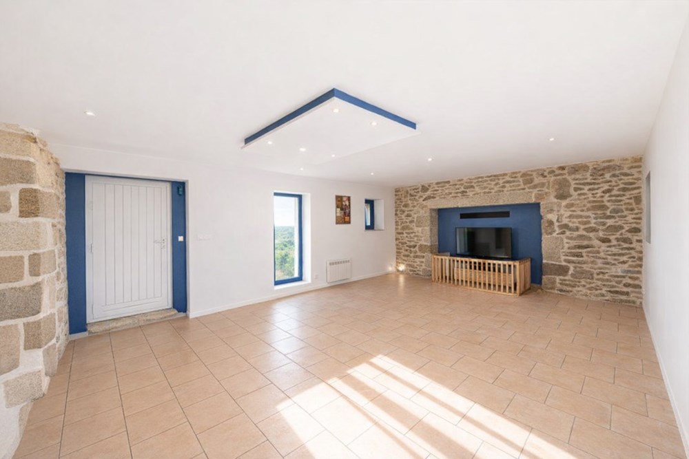 MAISON DU XIX EME SIECLE - 5 CHAMBRES - ENIVIRONNEMENT CALME - DOUBLE GARAGE - HANGAR - TERRAIN 2 800 M² photo 2