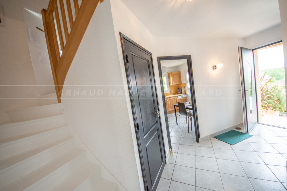 MAISON CONTEMPORAINE DE 1992 - 4/5 CHAMBRES - TERRAIN 662 M² - ESPACE DE VIE DE 40M² EN REZ DE TERRASSE - EXCEPTIONNEL ET RARE photo 2