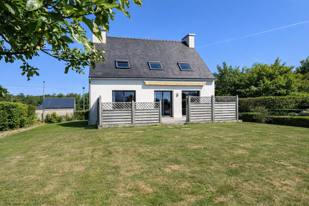 MAISON 8 PIECES - 5 CHAMBRES- 145 M² - TERRAIN 1250 M²- ENVIRONNEMENT CALME ET VERDOYANT