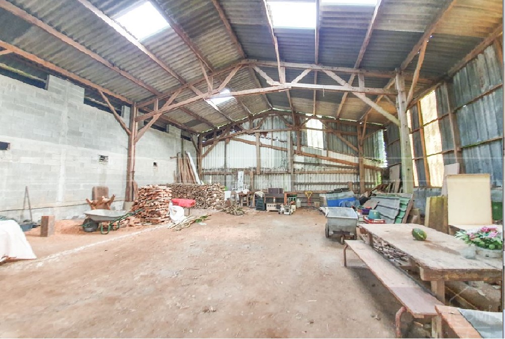 HANGAR 200M² - IDEAL STOCKAGE OU ATELIER