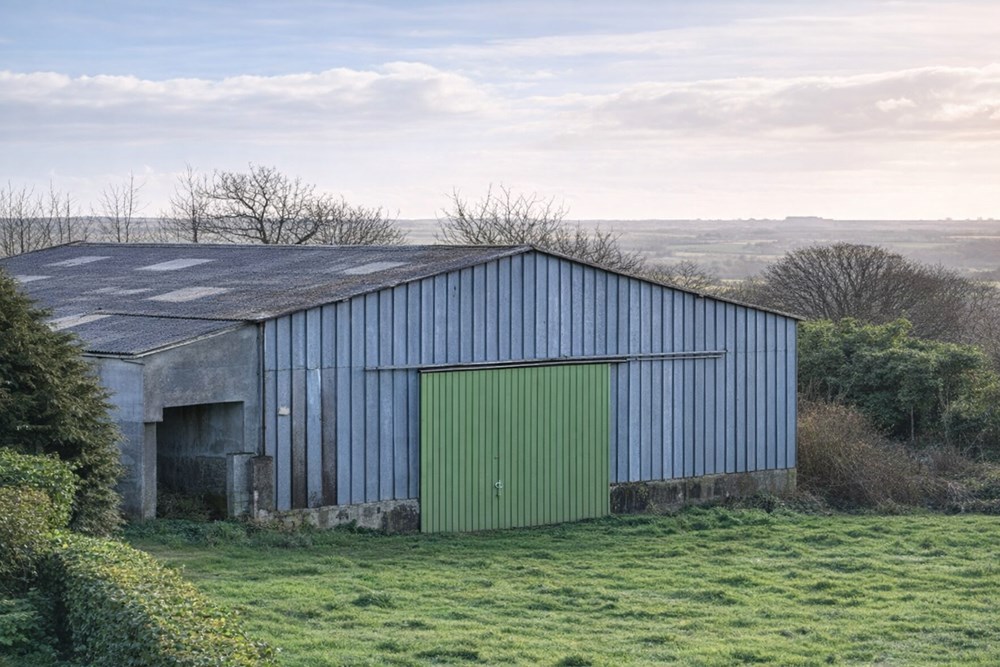 LOCMARIA-PLOUZANé - LOCAL - 200 M2 - 1 PIECE