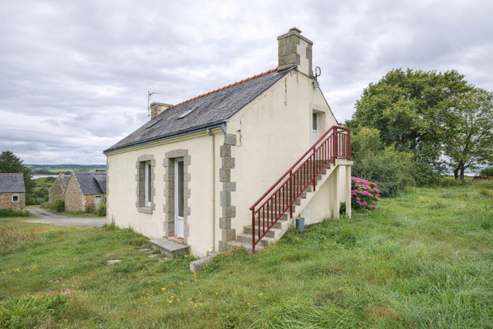 MAISON DES ANNEES 30 ENTIEREMENT RENOVEE - DEPENDANCES 50M² - TERRAIN 3000M2 - CALME
