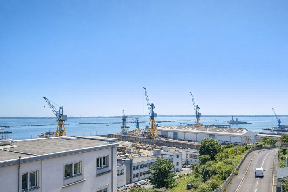 APPARTEMENT D EXCEPTION - PROCHE CENTRE VILLE - VUE RADE - 2ND ET DERNIER ETAGE - BALCON - PARKING - RARE