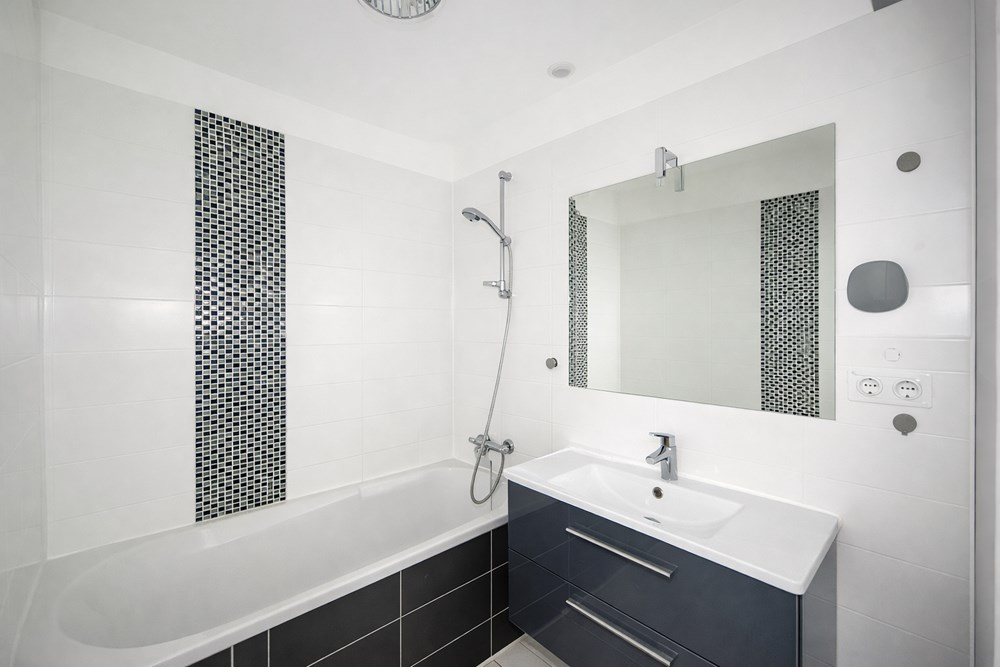 APPARTEMENT 70M² ENTIEREMENT RENOVE -2 CHAMBRES- LUMINEUX - SEUL AU 3EME ETAGE - VUE MER photo 4