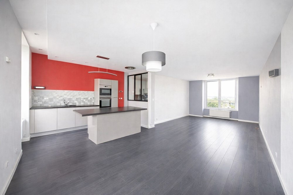 APPARTEMENT 70M² ENTIEREMENT RENOVE -2 CHAMBRES- LUMINEUX - SEUL AU 3EME ETAGE - VUE MER photo 2
