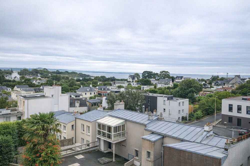 APPARTEMENT 70M² ENTIEREMENT RENOVE -2 CHAMBRES- LUMINEUX - SEUL AU 3EME ETAGE - VUE MER