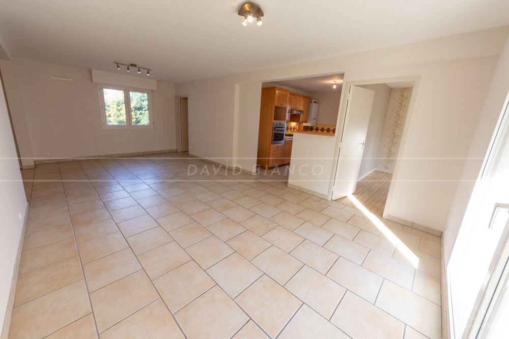 APPARTEMENT T5 85M² AVEC BALCON, CAVE ET PARKING PRIVE