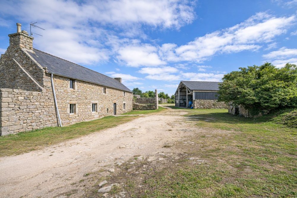 CORPS DE FERME - A RENOVER- PLUS DE 7600 M2 DE TERRAIN- ENTRE TERRE ET MER