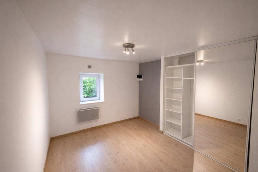 MAISON RENOVEE DE 90 M² - TERRAIN 800M² - 2 CHAMBRES - PROCHE CHATEAULIN ET QUIMPER photo 4
