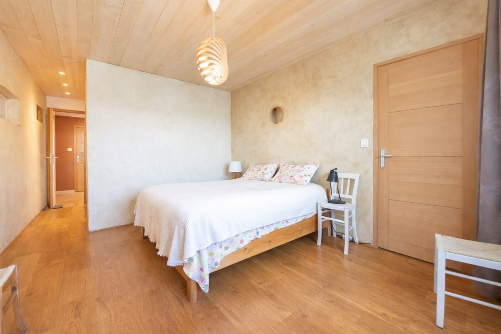 MAISON ATYPIQUE ET CHALEUREUSE - 2 CHAMBRES ( POSSIBLE 7) - 1 STUDIO INDEPENDANT - PROCHE BOURG ET PROCHE MER photo 4