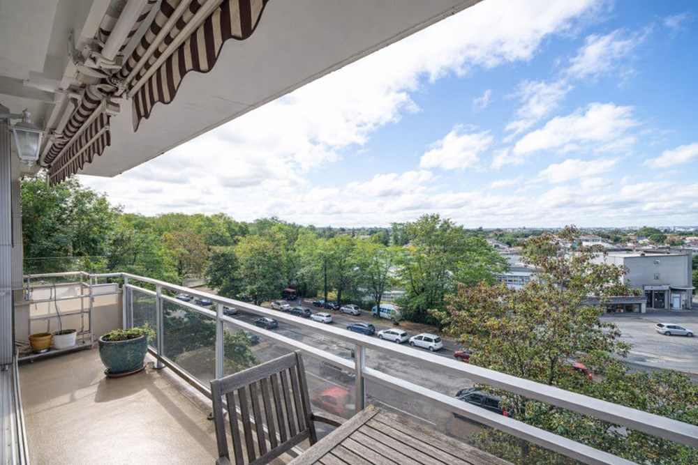 APPARTEMENT T4 - 2 CH - SUPERBE PIECE DE VIE EXPOSEE SUD OUEST AVEC BALCON ET VUE DEGAGEE - ASCENSEUR