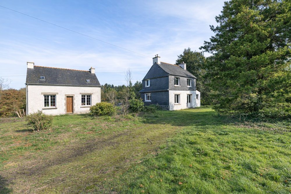 2 MAISONS + TERRES AGRICOLES - TRES GRAND POTENTIEL - PROCHE VOIE VERTE ET RN 164 - A RENOVER
