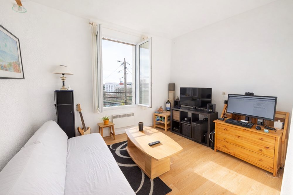 APPARTEMENT T1 BIS 27M² AVEC LOCATAIRE EN PLACE, CAVE ET PETITE VUE MER