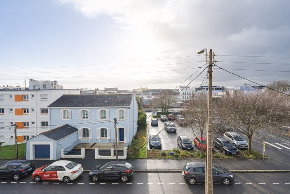 APPARTEMENT T1 BIS 27M² AVEC LOCATAIRE EN PLACE, CAVE ET PETITE VUE MER photo 5