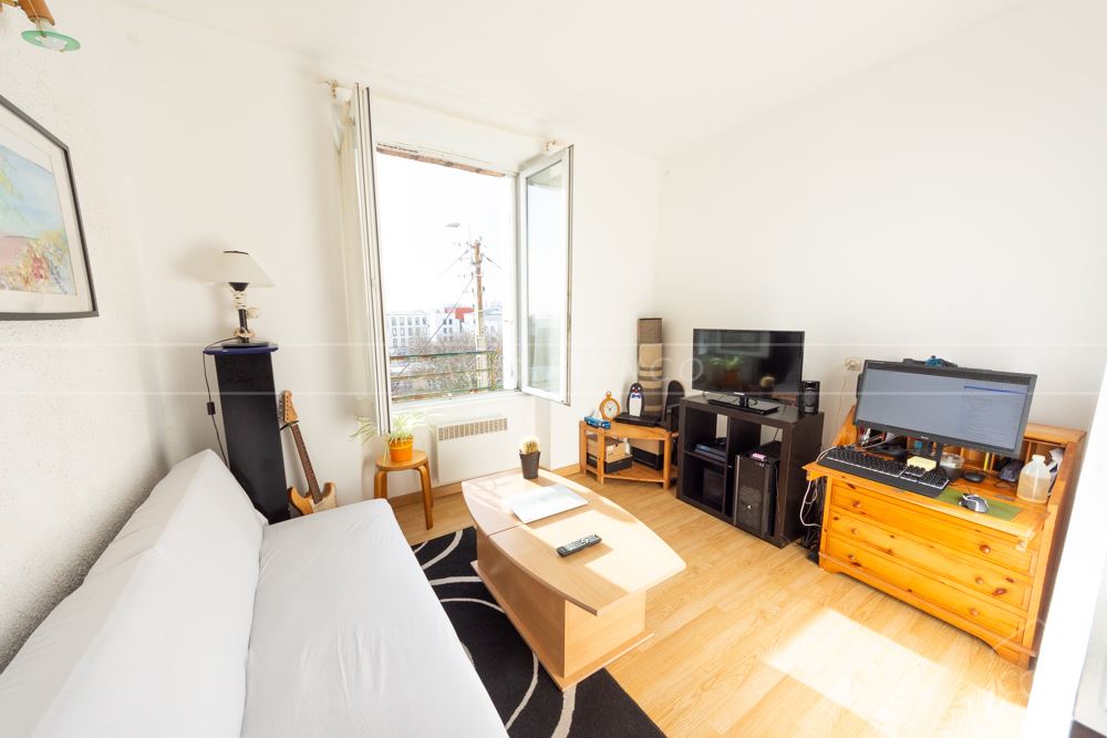 APPARTEMENT T1 BIS 27M² AVEC LOCATAIRE EN PLACE, CAVE ET PETITE VUE MER