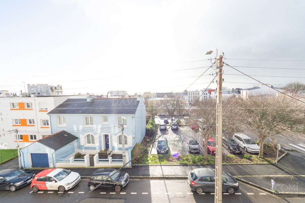 APPARTEMENT T1 BIS 27M² AVEC LOCATAIRE EN PLACE, CAVE ET PETITE VUE MER photo 4