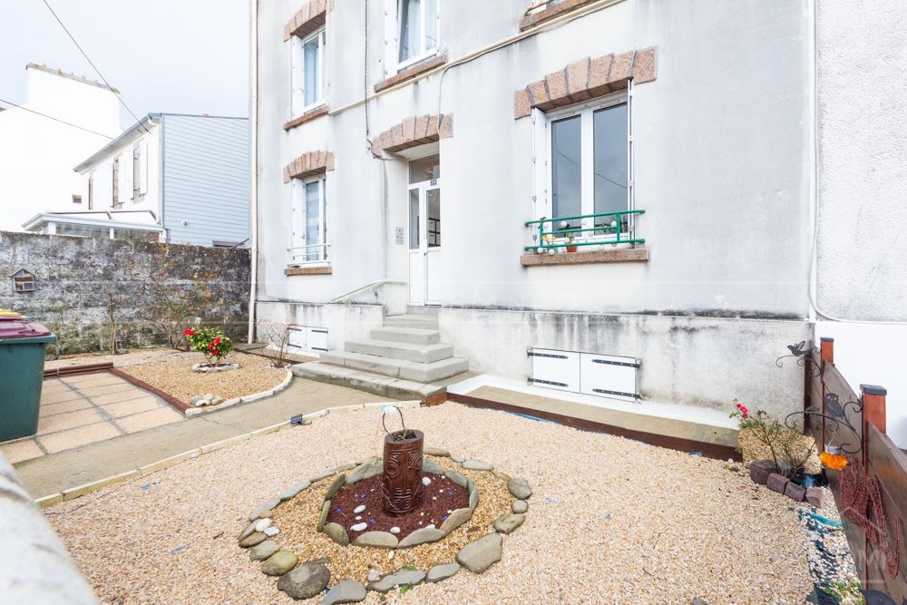 APPARTEMENT T1 BIS 27M² AVEC LOCATAIRE EN PLACE, CAVE ET PETITE VUE MER photo 2
