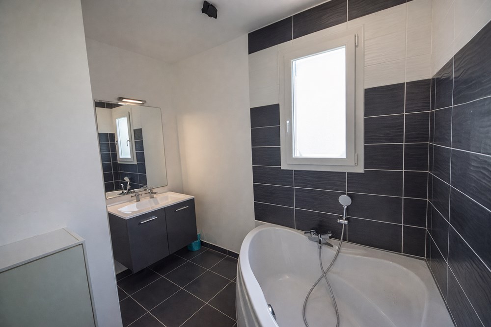 MAISON CONTEMPORAINE T4 DE 2015 - 2 CHAMBRES (3 POSSIBLE) - PIECE DE VIE DE +40M² - TERRAIN 350 M² - SOUS GARANTIE DECENNALE photo 5