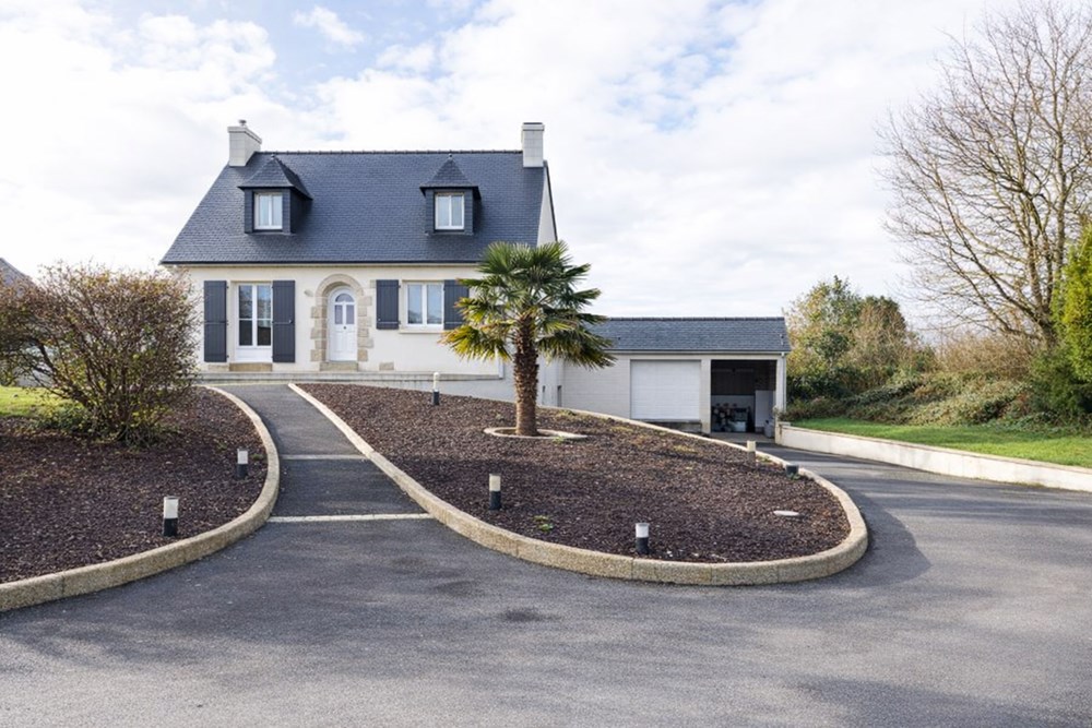 MAISON - T5 - 4 CHAMBRES - 96M² - TERRAIN 1500M² - GARAGES
