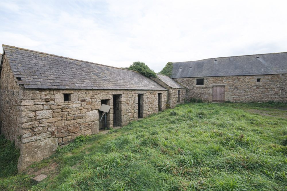 LONGERE 140M² - 6/7 CHAMBRES - CALME - ENORME POTENTIEL - 4 DEPENDANCES photo 4