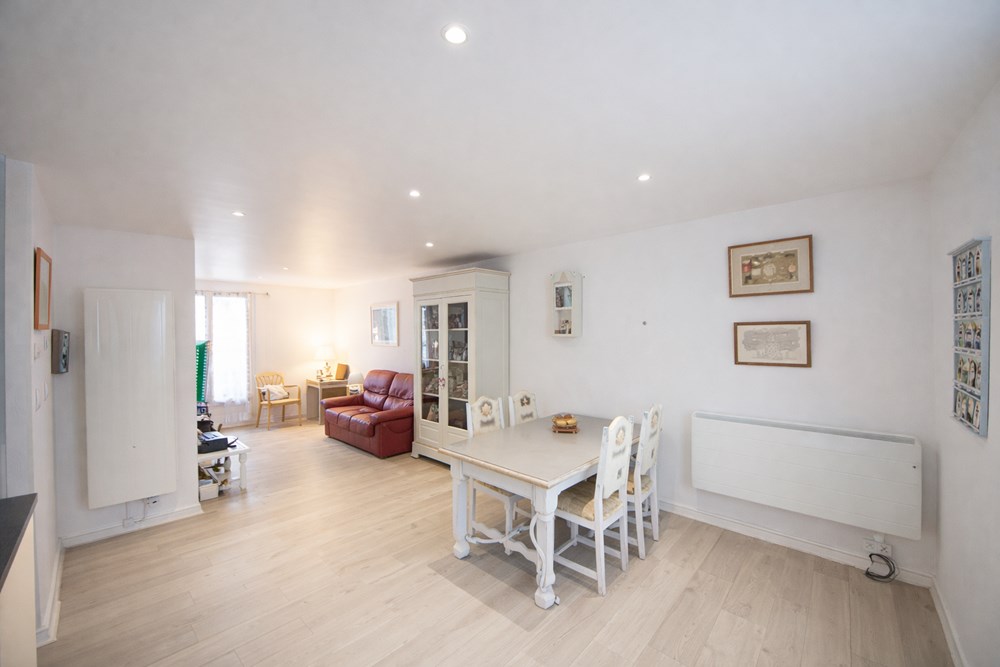APPARTEMENT T3 - PIECE DE VIE 35M² - RENOVATION DE QUALITE - DALLE BETON - LUMINEUX - FAIBLES CHARGES SYNDIC BENEVOLE photo 3