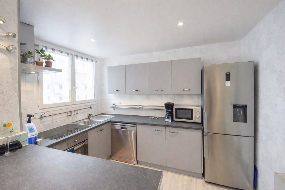 APPARTEMENT T3 - PIECE DE VIE 35M² - RENOVATION DE QUALITE - DALLE BETON - LUMINEUX - FAIBLES CHARGES SYNDIC BENEVOLE photo 2