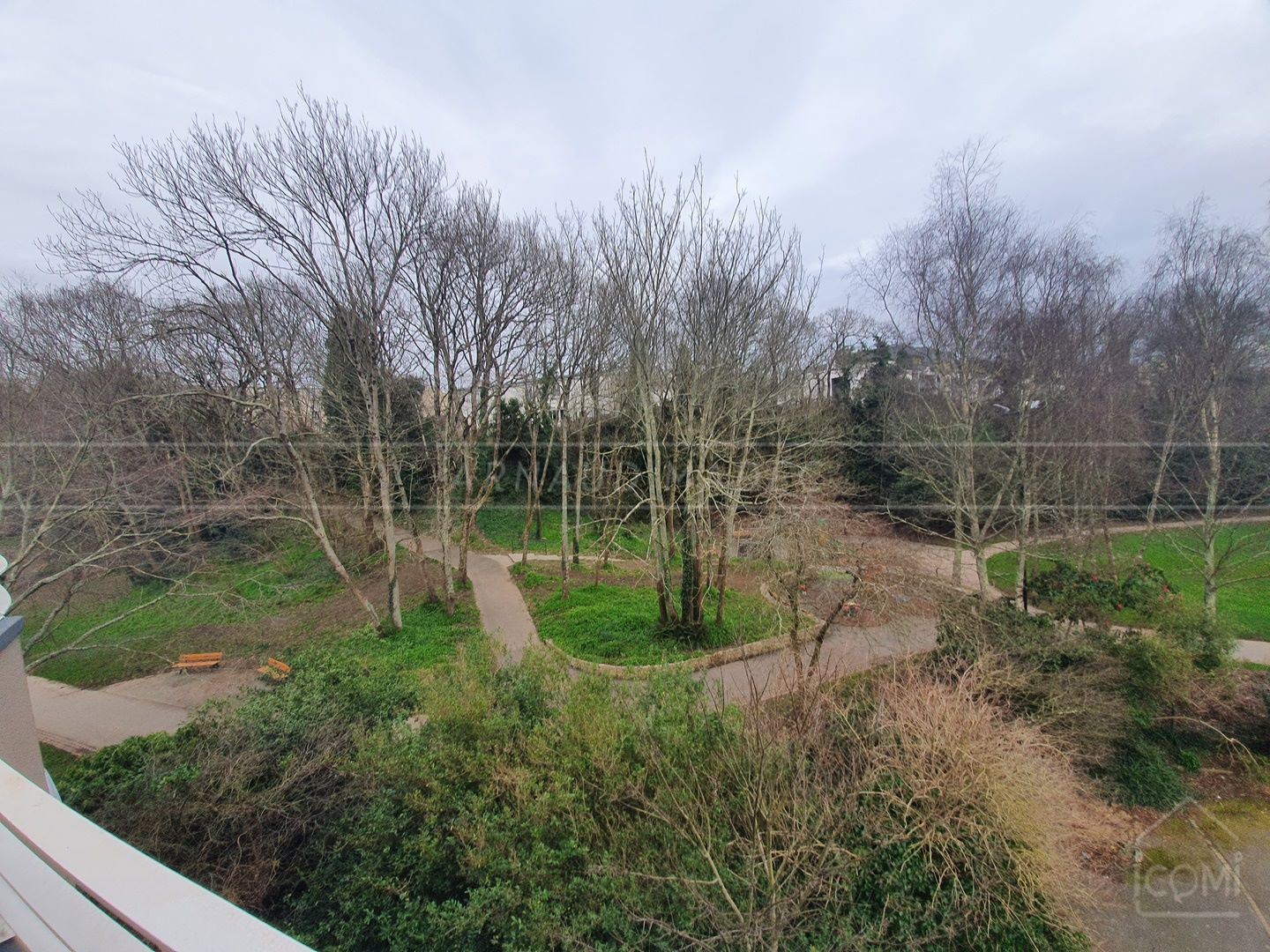 APPARTEMENT STUDIO - DERNIER ETAGE - BALCON - VUE JARDIN - RARE photo 4