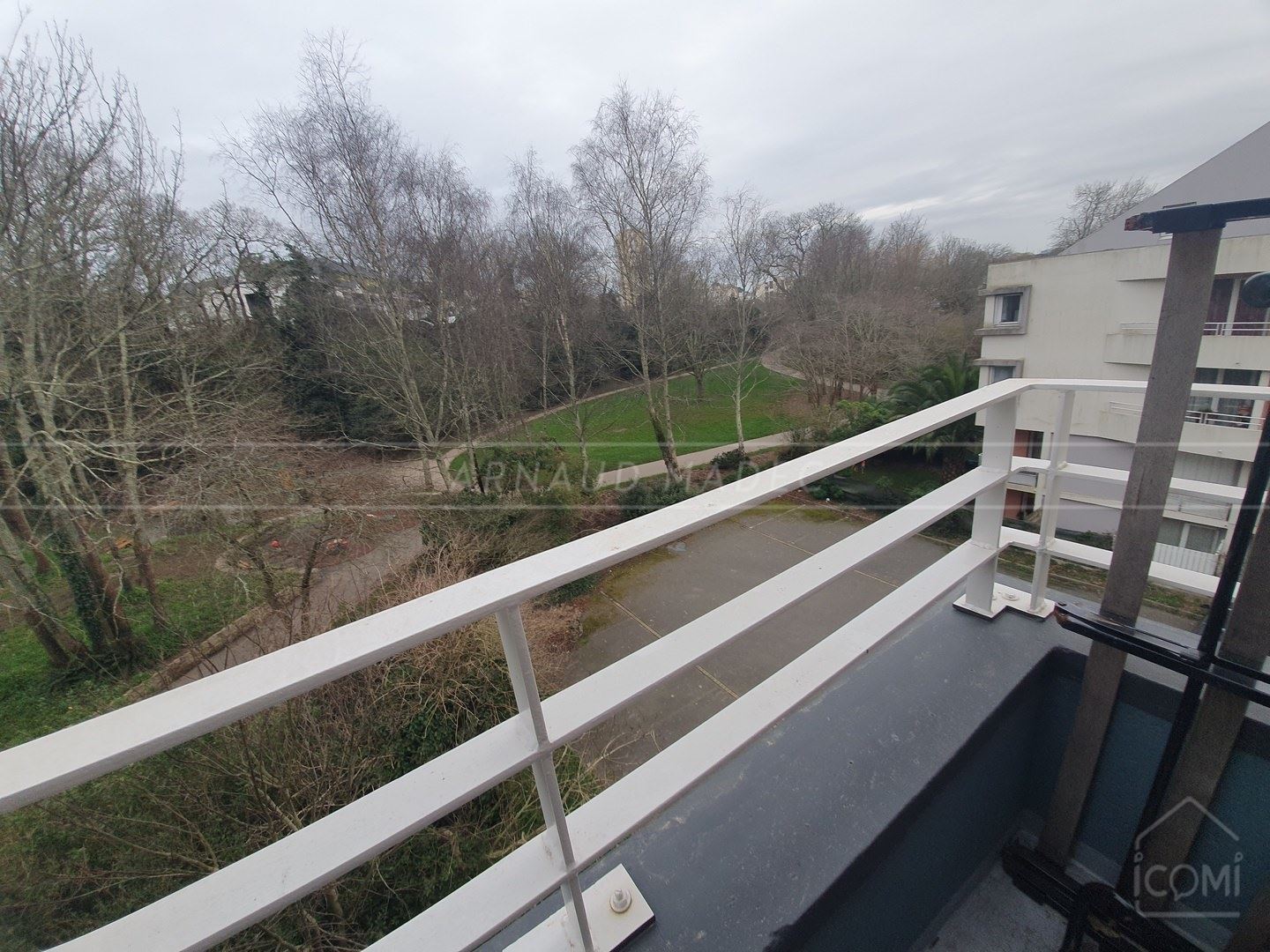 APPARTEMENT STUDIO - DERNIER ETAGE - BALCON - VUE JARDIN - RARE photo 3