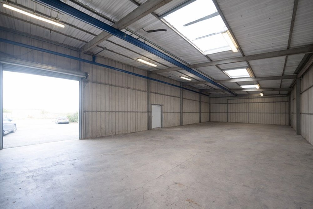 LOCAL INDUSTRIEL DE 600 M² SUR 1500 DE TERRAIN - EXCELLENTE RENTABILITEE - RARE