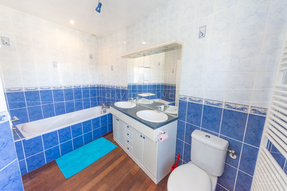 MAISON DE VILLE T5/6 DE 98M² AVEC COUR DE 42M² photo 5