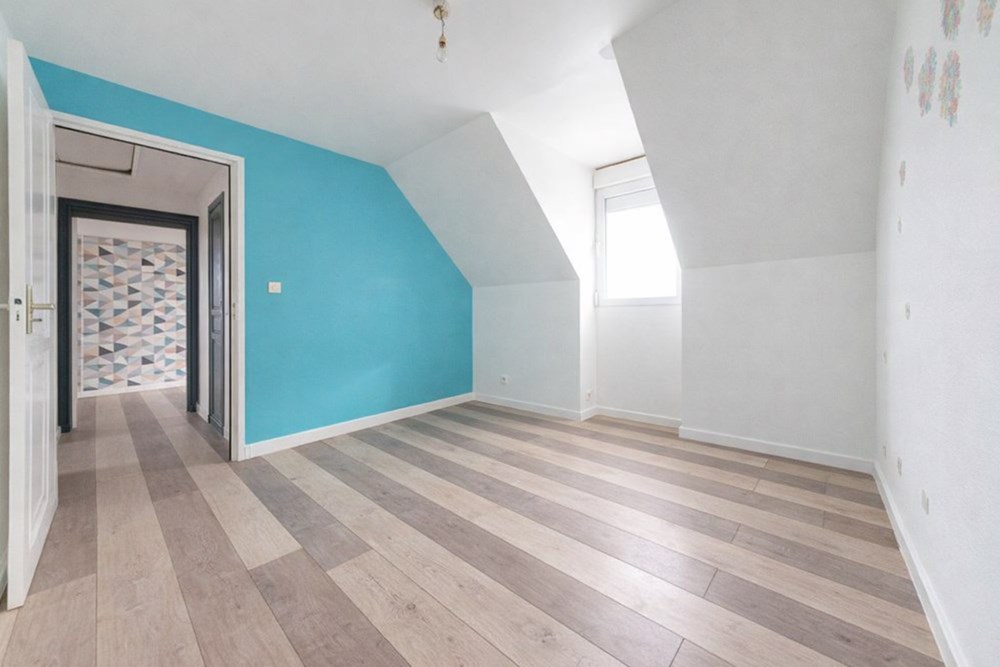 APPARTEMENT DUPLEX - 2/3 CHAMBRES (POSSIBLE 4) - SPACIEUX ESPACE DE VIE - EXPOSITION IDEALE - CENTRE BOURG - PROCHE MER - A RENOVER photo 4