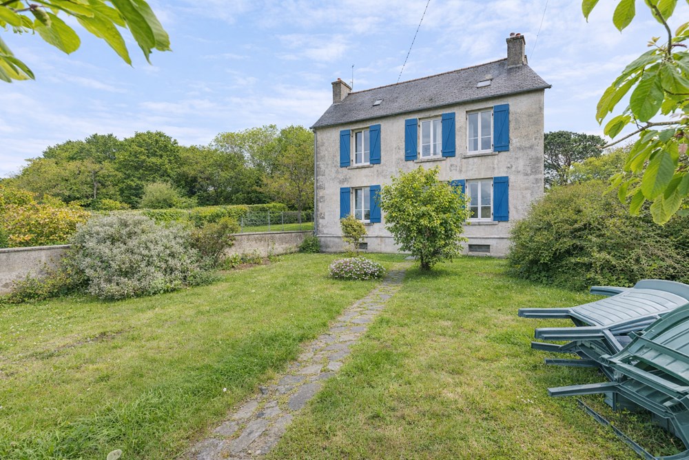 MAISON - 2 CHAMBRES ( POSSIBLE 3-4)- PROCHE CENTRE VILLE- QUARTIER CALME- TERRAIN CLOS ET ARBORE