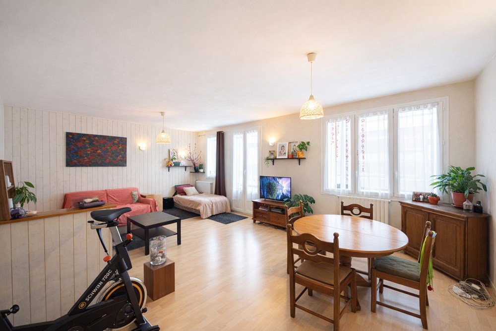 APPARTEMENT T3 - PIECE DE VIE EXPOSEE SUD - 2 BELLES CHAMBRES - BALCON - DERNIER ETAGE