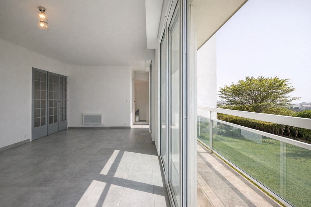 APPARTEMENT ENTIEREMENT RENOVE DE 30 M2 - COIN NUIT - BALCON -DALLE BETON - PLACE DE PARKING PRIVATIVE - CAVE photo 2