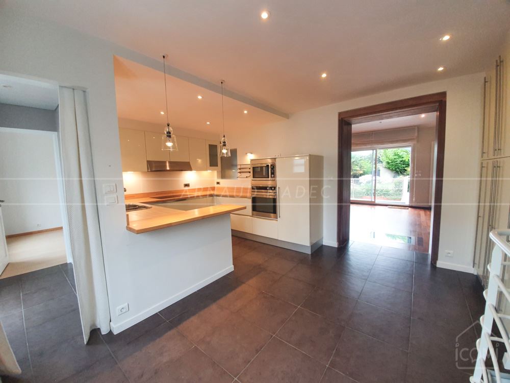 MAISON T6 - PIECE DE VIE DE 45M² EN REZ DE TERRASSE ET JARDIN - SUITE PARENTALE - CHARME - COUP DE COEUR ASSURE