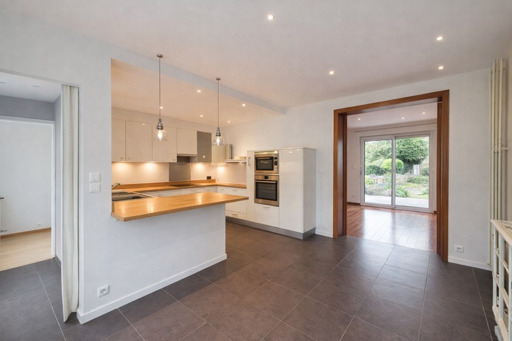 MAISON T6 - PIECE DE VIE DE 45M² EN REZ DE TERRASSE ET JARDIN - SUITE PARENTALE - CHARME - COUP DE COEUR ASSURE