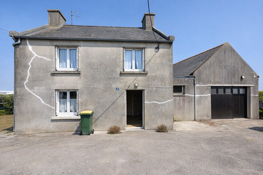 MAISON - ........................................................................................................................................