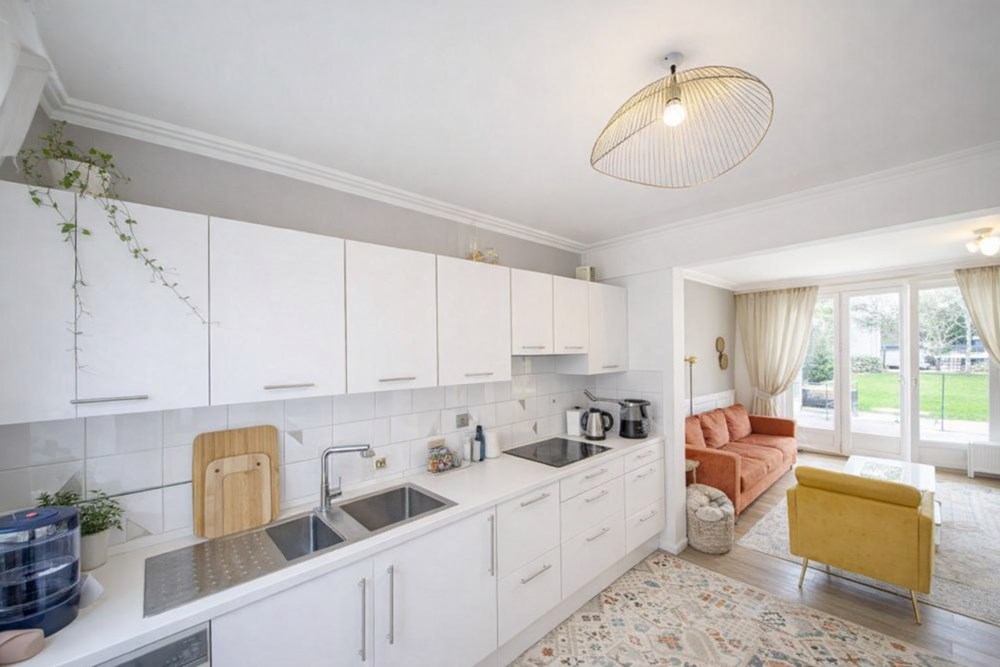 MAISON T4 DE CHARME - PIECE DE VIE TRIPLE - 3 BELLES CHAMBRES - JARDIN CLOS - CALME - DPE D - RARE photo 2