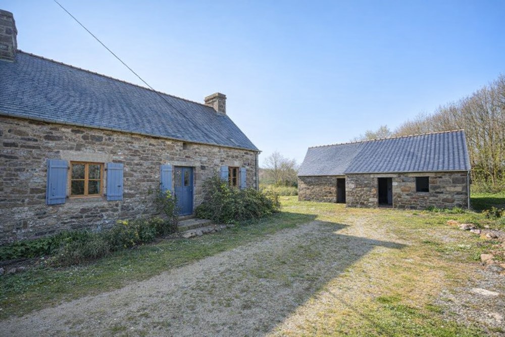 À VENDRE - CHARMANTE MAISON RENOVEE EN PIERRE 65 M² AVEC JARDIN ET 3 DEPENDANCES - 2 CHAMBRES - CADRE EXCEPTIONNEL EN PLEINE NATURE - EXPOSITION SUD OUEST