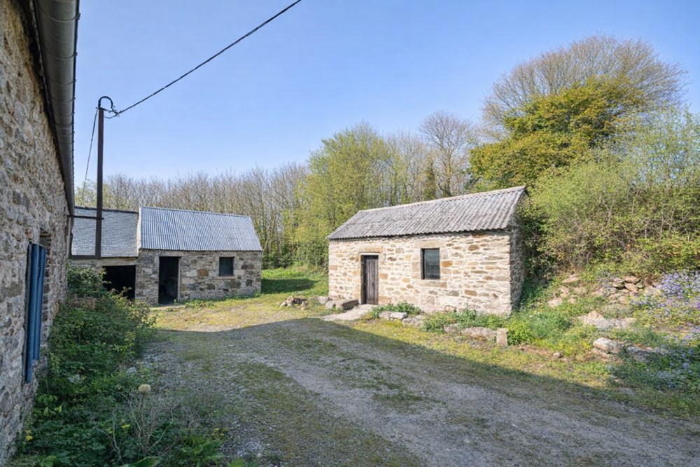 À VENDRE - CHARMANTE MAISON RENOVEE EN PIERRE 65 M² AVEC JARDIN ET 3 DEPENDANCES - 2 CHAMBRES - CADRE EXCEPTIONNEL EN PLEINE NATURE - EXPOSITION SUD OUEST photo 3