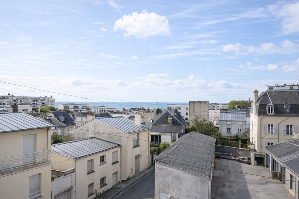 MAGNIFIQUE APPARTEMENT T2 DE 60 M² - 1/2 CHAMBRES - TRES LUMINEUX - QUARTIER CALME - VUE MER - A VOIR RAPIDEMENT photo 5