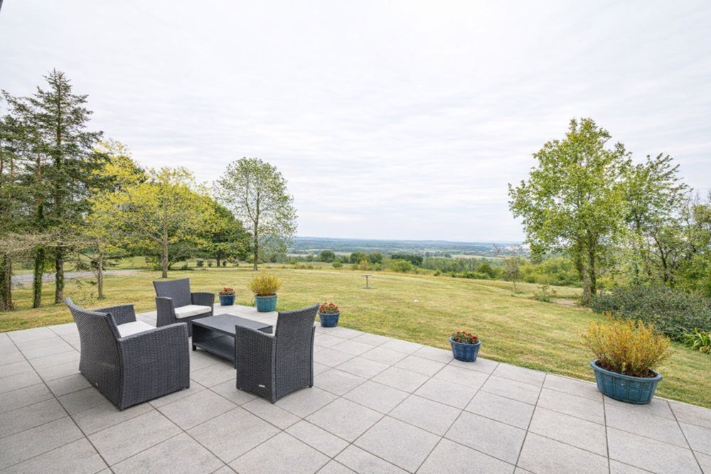MAISON NON MITOYENNE DE 150 M2- 4 CH- 2 GARAGES - TERRASSE - VUE PANORAMIQUE RADE ET CAMPAGNE photo 2