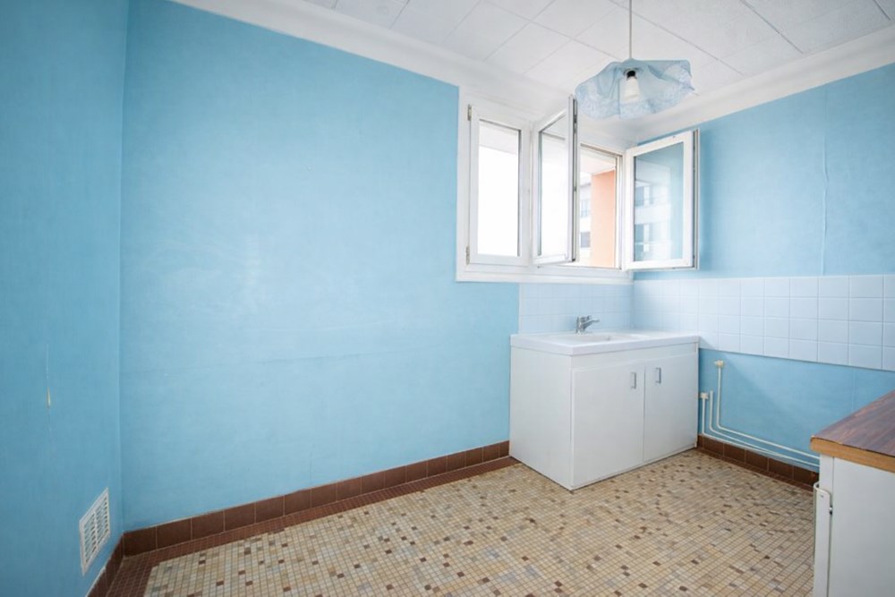 APPARTEMENT LUMINEUX DE 63 M2 AU CALME 2 CHAMBRES GRANDE PIECE DE VIE AVEC BALCON PETITE VUE MER photo 3