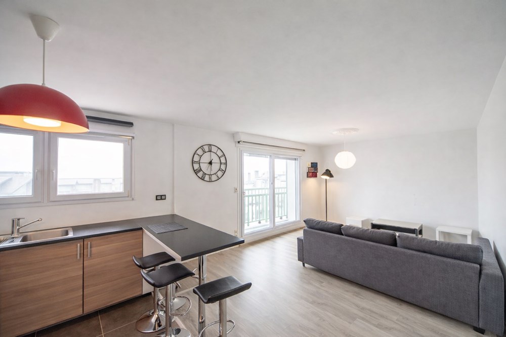 APPARTEMENT T2 - SUPERBE PIECE DE VIE AVEC CUISINE US - BALCON - LUMINEUX - ASCENSEUR - STATIONNEMENT RESIDENCE - RARE photo 3