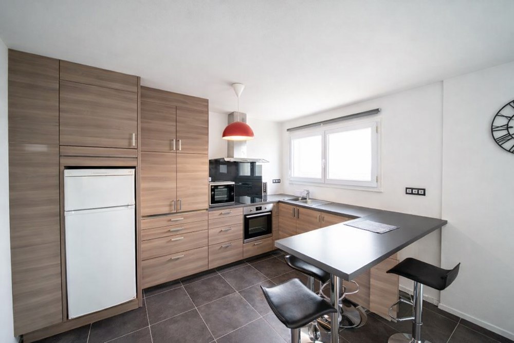 APPARTEMENT T2 - SUPERBE PIECE DE VIE AVEC CUISINE US - BALCON - LUMINEUX - ASCENSEUR - STATIONNEMENT RESIDENCE - RARE photo 2