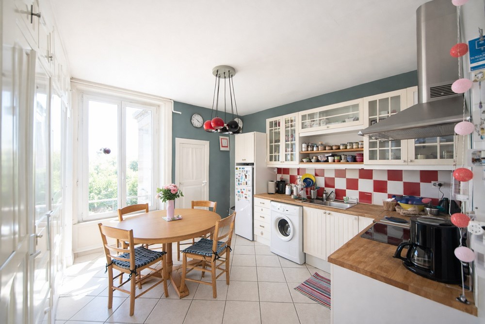 APPARTEMENT - CENTRE VILLE RUE VICTOR HUGO - 2 GRANDES CHAMBRES - SEUL SUR LE PALIER - 3EME ET DERNIER ETAGE -