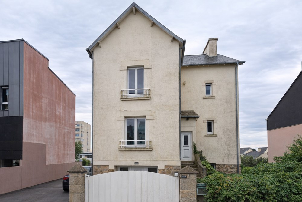 IMMEUBLE/MAISON - 4 APPARTEMENTS 1 STUDIO/2 T2/1 T3 - BONNE RENTABILITE - AMENAGEABLE EN MAISON - TRAVAUX A PREVOIR
