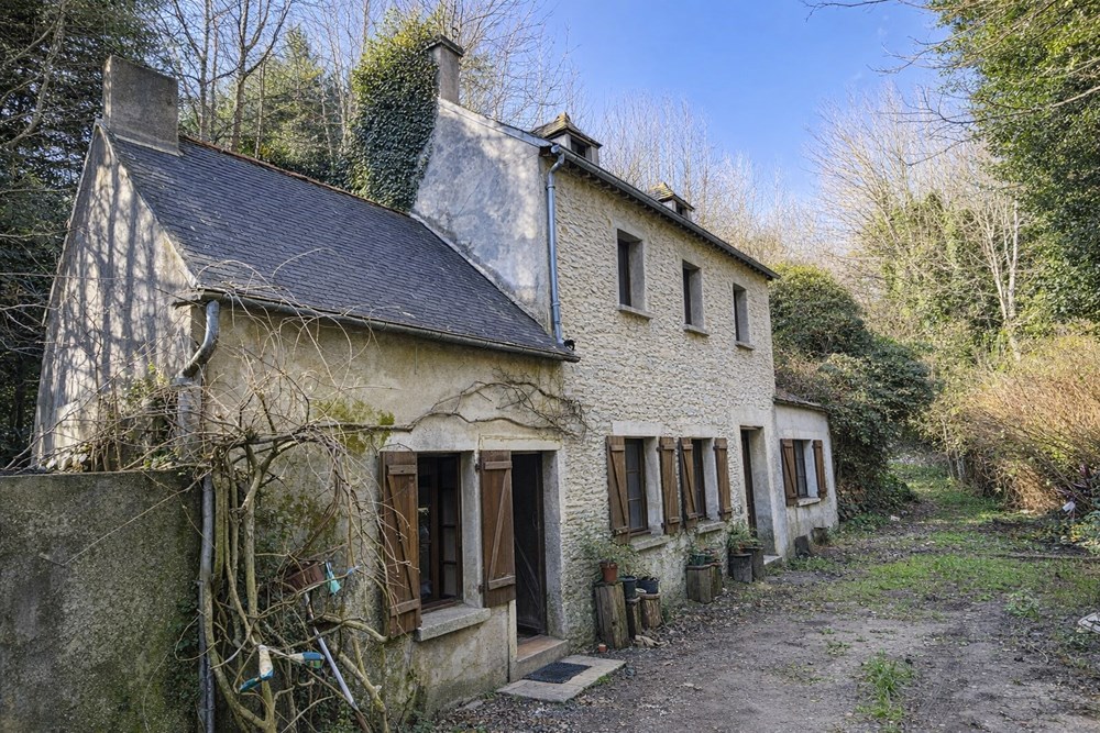MAISON - 3 CHAMBRES - CADRE VERDOYANT ET CALME - RENOVATION TOTALE A PREVOIR - A 15' A PIED DE LA PLAGE - EN IMPASSE